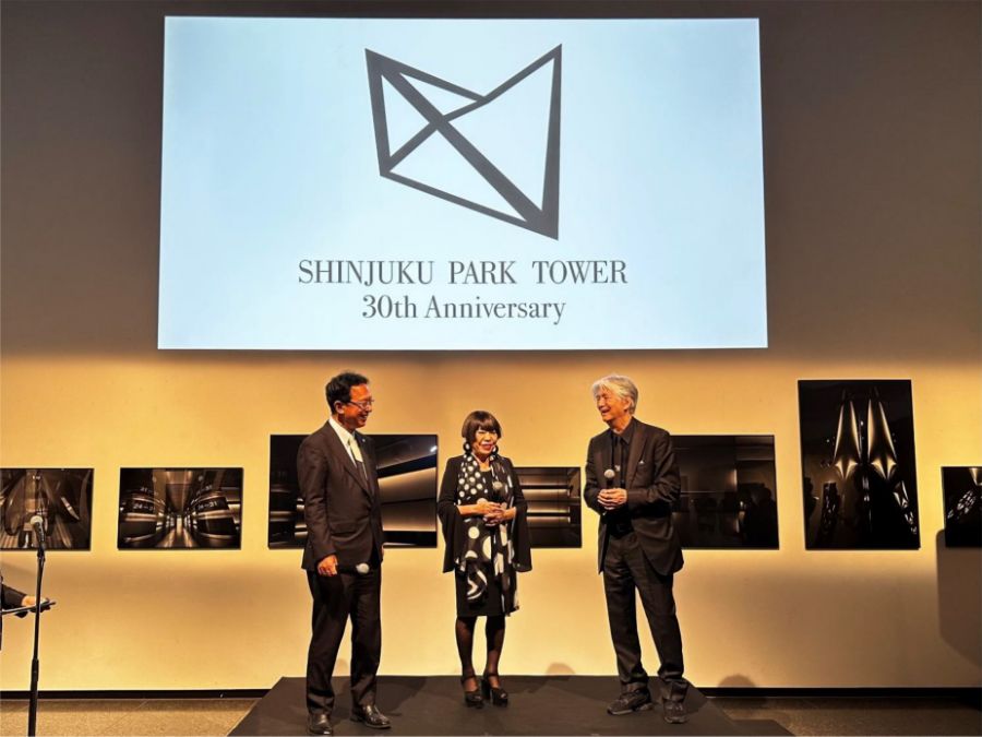 2023年9月12日開催の就任式の様子(左から)穴水孝、コシノジュンコ氏、鈴木弘之氏